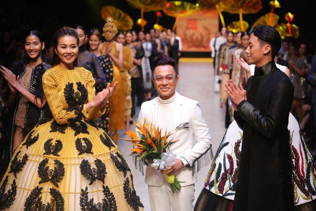NTK Nguyễn C&ocirc;ng Tr&iacute; ch&iacute;nh thức mở m&agrave;n Aquafina Vietnam International Fashion Week 2020 - Ảnh 5.