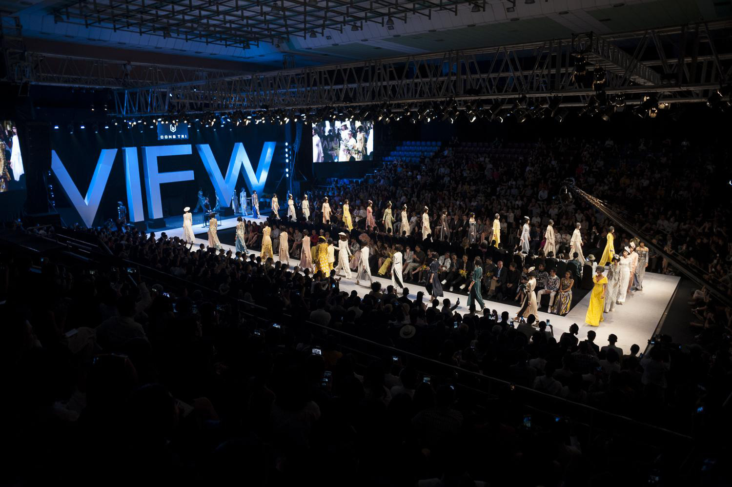 NTK Nguyễn C&ocirc;ng Tr&iacute; ch&iacute;nh thức mở m&agrave;n Aquafina Vietnam International Fashion Week 2020 - Ảnh 6.