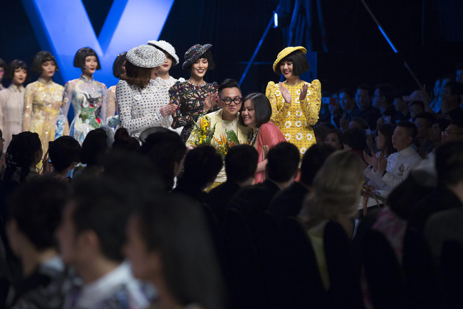 NTK Nguyễn C&ocirc;ng Tr&iacute; ch&iacute;nh thức mở m&agrave;n Aquafina Vietnam International Fashion Week 2020 - Ảnh 7.