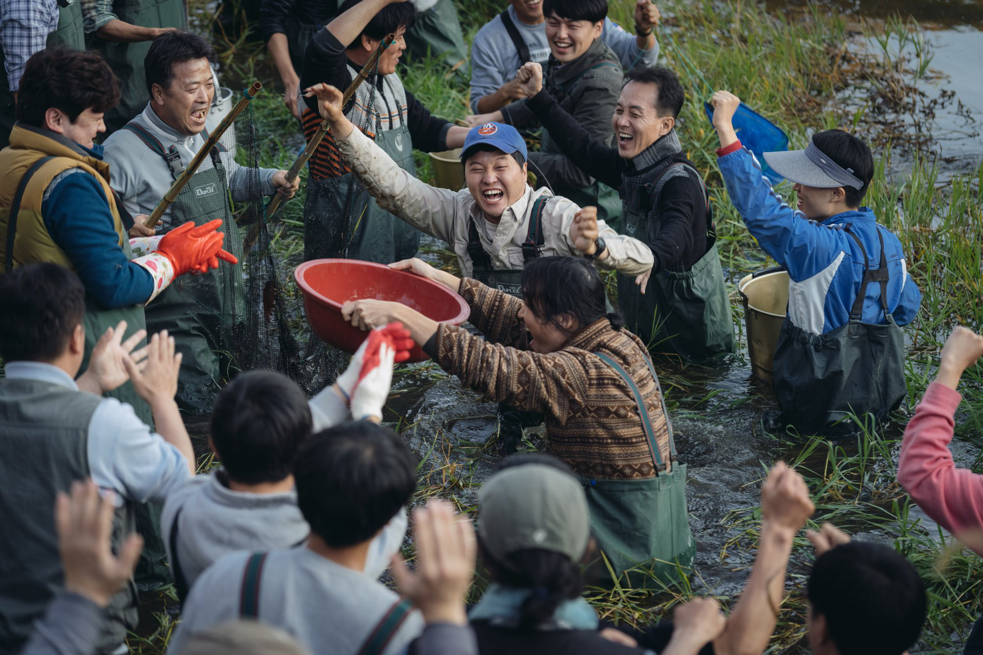 Tội &Aacute;c Thinh Lặng: C&acirc;u chuyện &aacute;m ảnh khắc họa sự mong manh của l&ograve;ng tin giữa người với người - Ảnh 3.