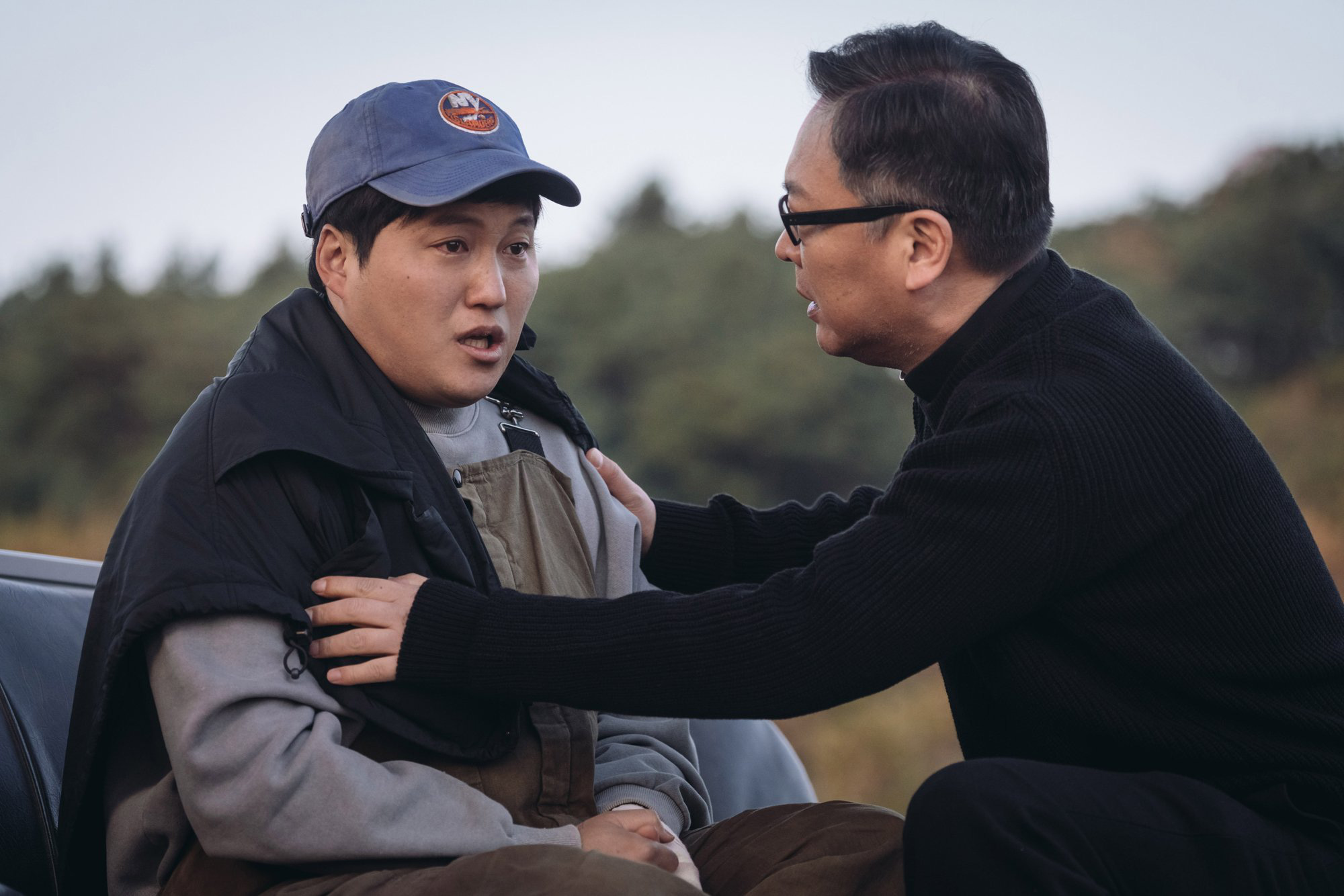 Tội &Aacute;c Thinh Lặng: C&acirc;u chuyện &aacute;m ảnh khắc họa sự mong manh của l&ograve;ng tin giữa người với người - Ảnh 4.