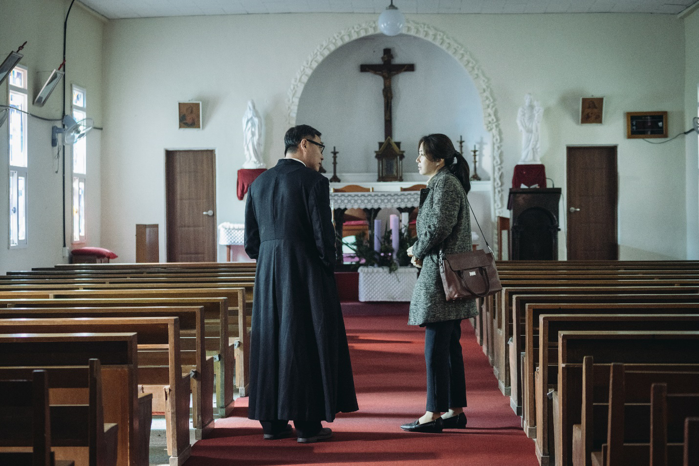 Tội &Aacute;c Thinh Lặng: C&acirc;u chuyện &aacute;m ảnh khắc họa sự mong manh của l&ograve;ng tin giữa người với người - Ảnh 5.