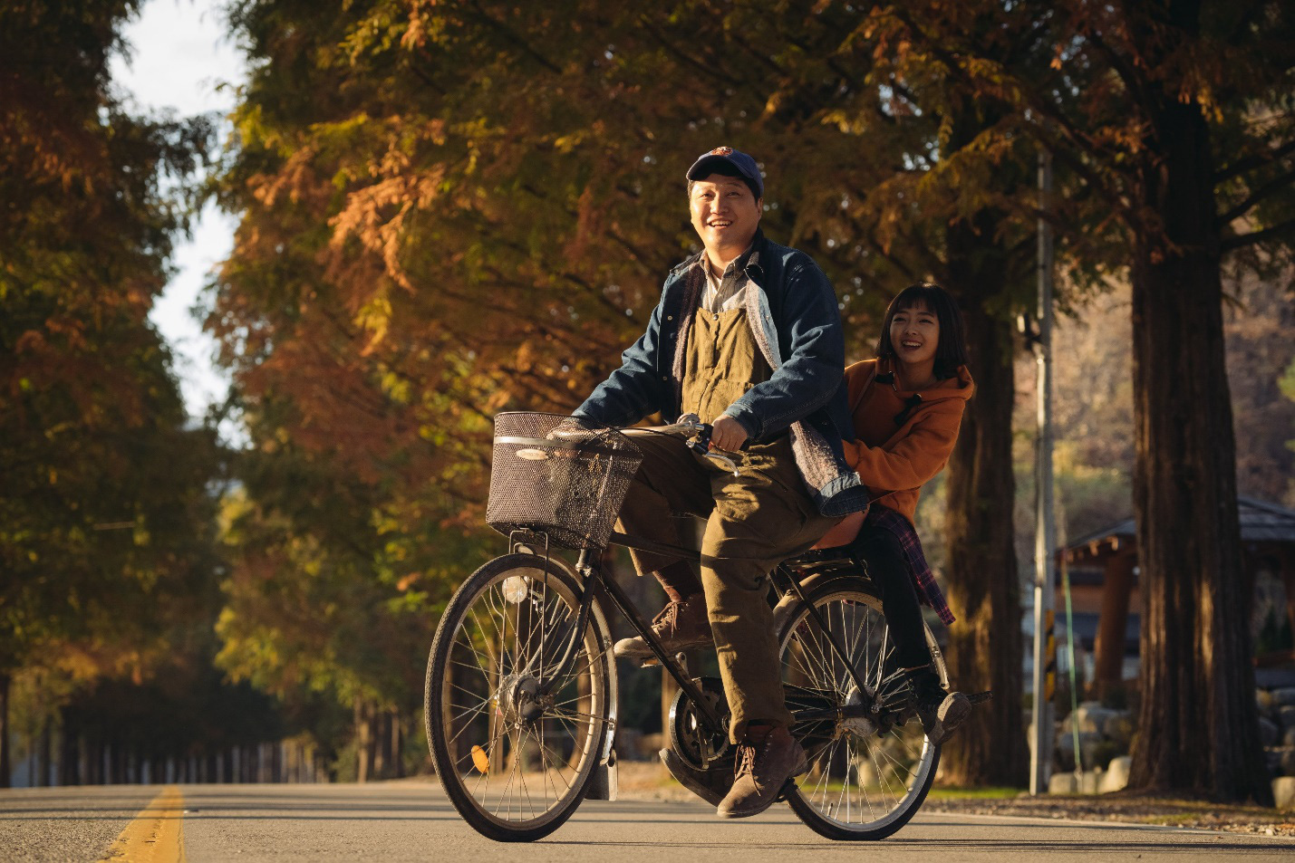 Tội &Aacute;c Thinh Lặng: C&acirc;u chuyện &aacute;m ảnh khắc họa sự mong manh của l&ograve;ng tin giữa người với người - Ảnh 6.