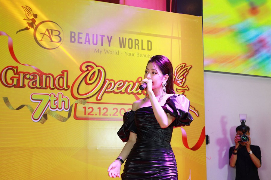 Săn mỹ phẩm chính hãng sale sập sàn tại AB Beauty World, dân tình rần rần quẩy cùng Chi Pu - Ảnh 8.