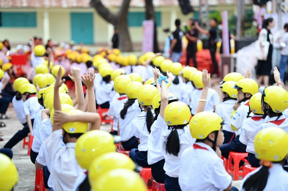 Hơn 600 học sinh tiểu học được tặng mũ bảo hiểm đạt chuẩn và thực hành kỹ năng an toàn giao thông - Ảnh 4.