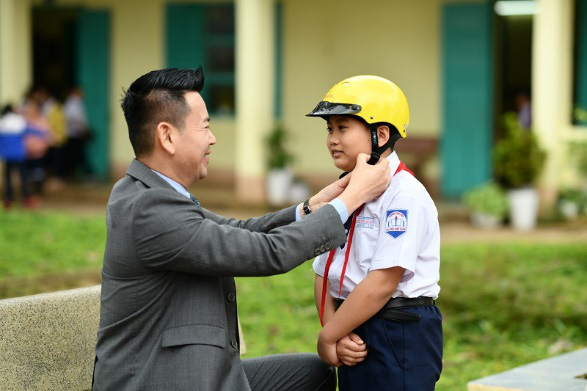 Hơn 600 học sinh tiểu học được tặng mũ bảo hiểm đạt chuẩn và thực hành kỹ năng an toàn giao thông - Ảnh 6.