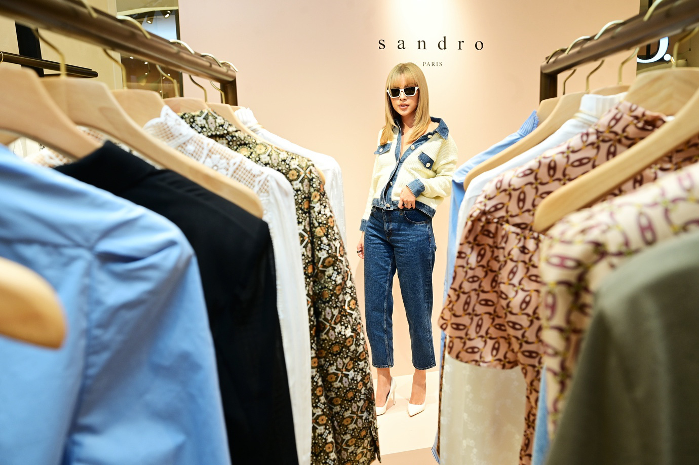 Khả Ngân, Hà Trúc, Monsimi Và Tú Hảo tham dự khai trương cửa hàng Sandro đầu tiên tại Việt Nam - Ảnh 3. Khả Ngân, Hà Trúc, Monsimi Và Tú Hảo tham dự khai trương cửa hàng Sandro đầu tiên tại Việt Nam - Ảnh 3.
