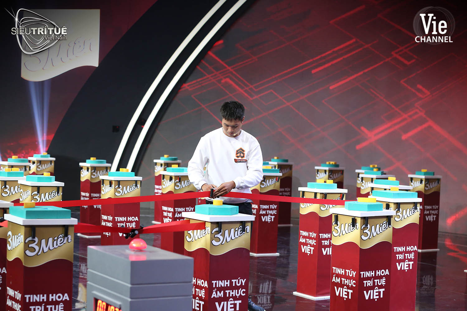 Si&ecirc;u Tr&iacute; Tuệ Việt Nam: Anh Quốc - ch&agrave;ng trai &ldquo;con nh&agrave; người ta&rdquo; xuất sắc chinh phục thử th&aacute;ch kết nối 3 miền đạt độ kh&oacute; cực đại - Ảnh 2.