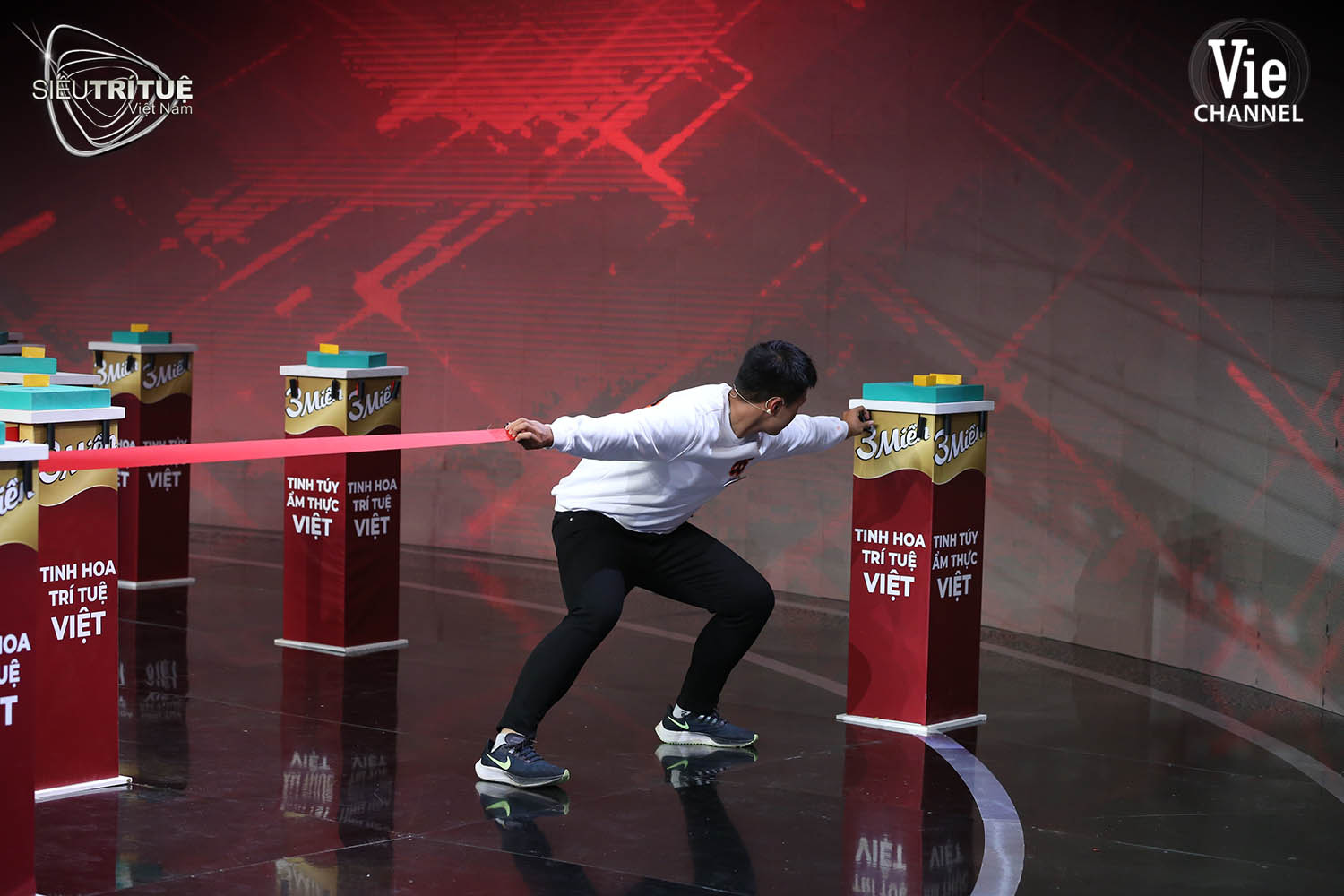 Si&ecirc;u Tr&iacute; Tuệ Việt Nam: Anh Quốc - ch&agrave;ng trai &ldquo;con nh&agrave; người ta&rdquo; xuất sắc chinh phục thử th&aacute;ch kết nối 3 miền đạt độ kh&oacute; cực đại - Ảnh 3.