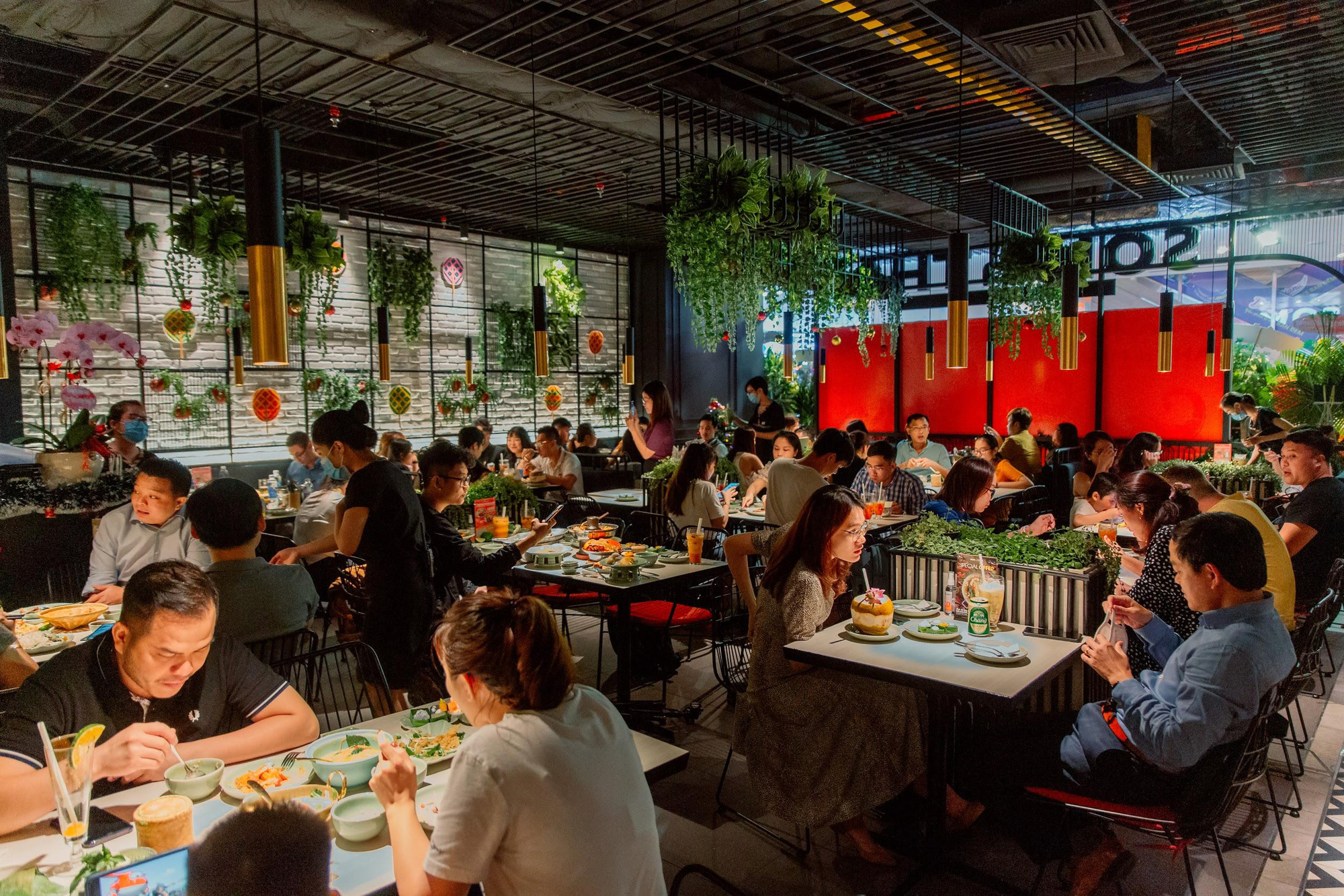“Càn quét” nhà hàng món Thái mới toanh tại Sài Gòn: Giá rẻ hơn tưởng tượng, đồ ăn liệu có chuẩn vị như quảng cáo? - Ảnh 1.