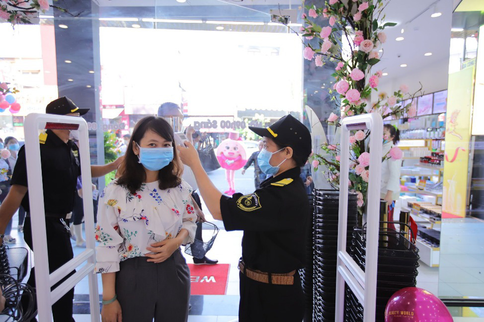 Mỹ phẩm ch&iacute;nh h&atilde;ng gi&aacute; 6.000 đồng đắt như t&ocirc;m tươi tại AB Beauty World chi nh&aacute;nh 6 - Ảnh 2.