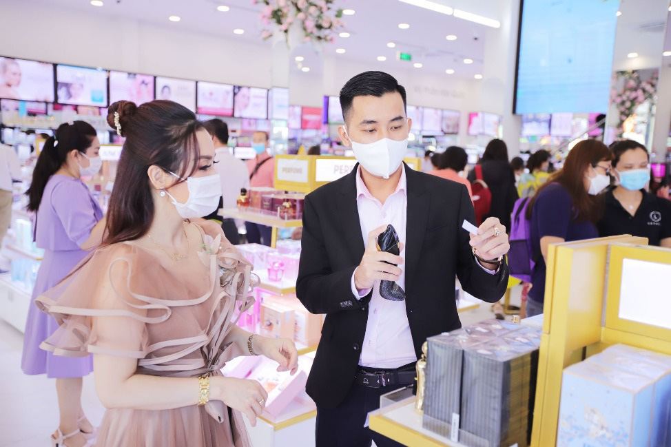 Mỹ phẩm chính hãng giá 6.000 đồng đắt như tôm tươi tại AB Beauty World chi nhánh 6 - Ảnh 1. Mỹ phẩm chính hãng giá 6.000 đồng đắt như tôm tươi tại AB Beauty World chi nhánh 6 - Ảnh 1.