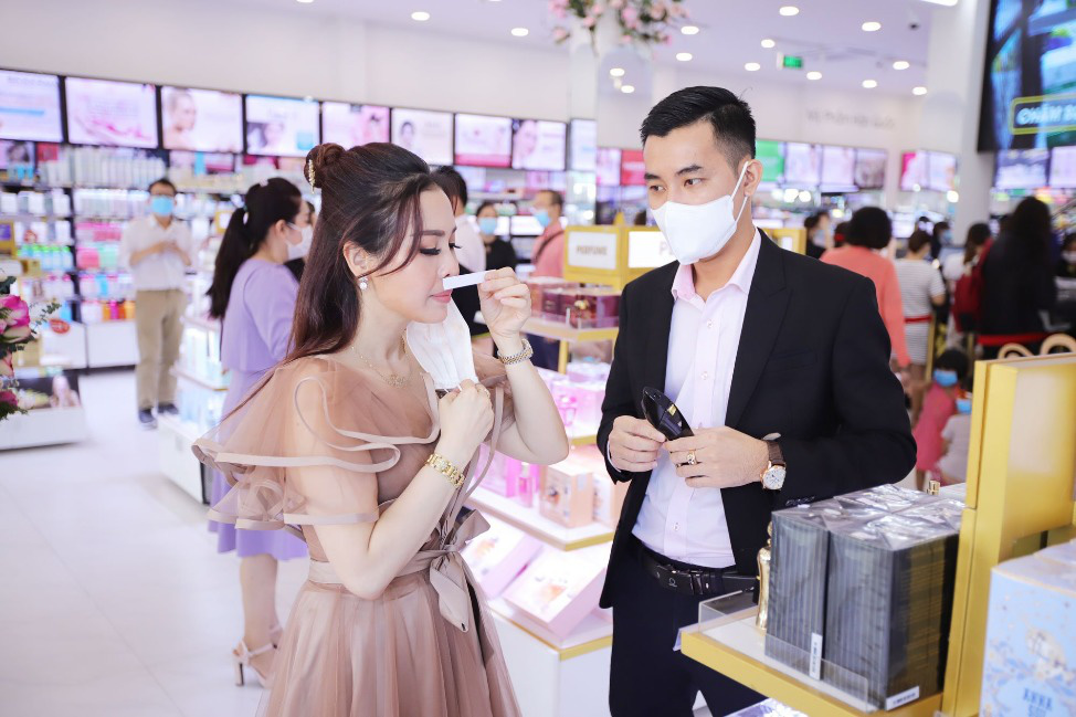 Mỹ phẩm ch&iacute;nh h&atilde;ng gi&aacute; 6.000 đồng đắt như t&ocirc;m tươi tại AB Beauty World chi nh&aacute;nh 6 - Ảnh 9.