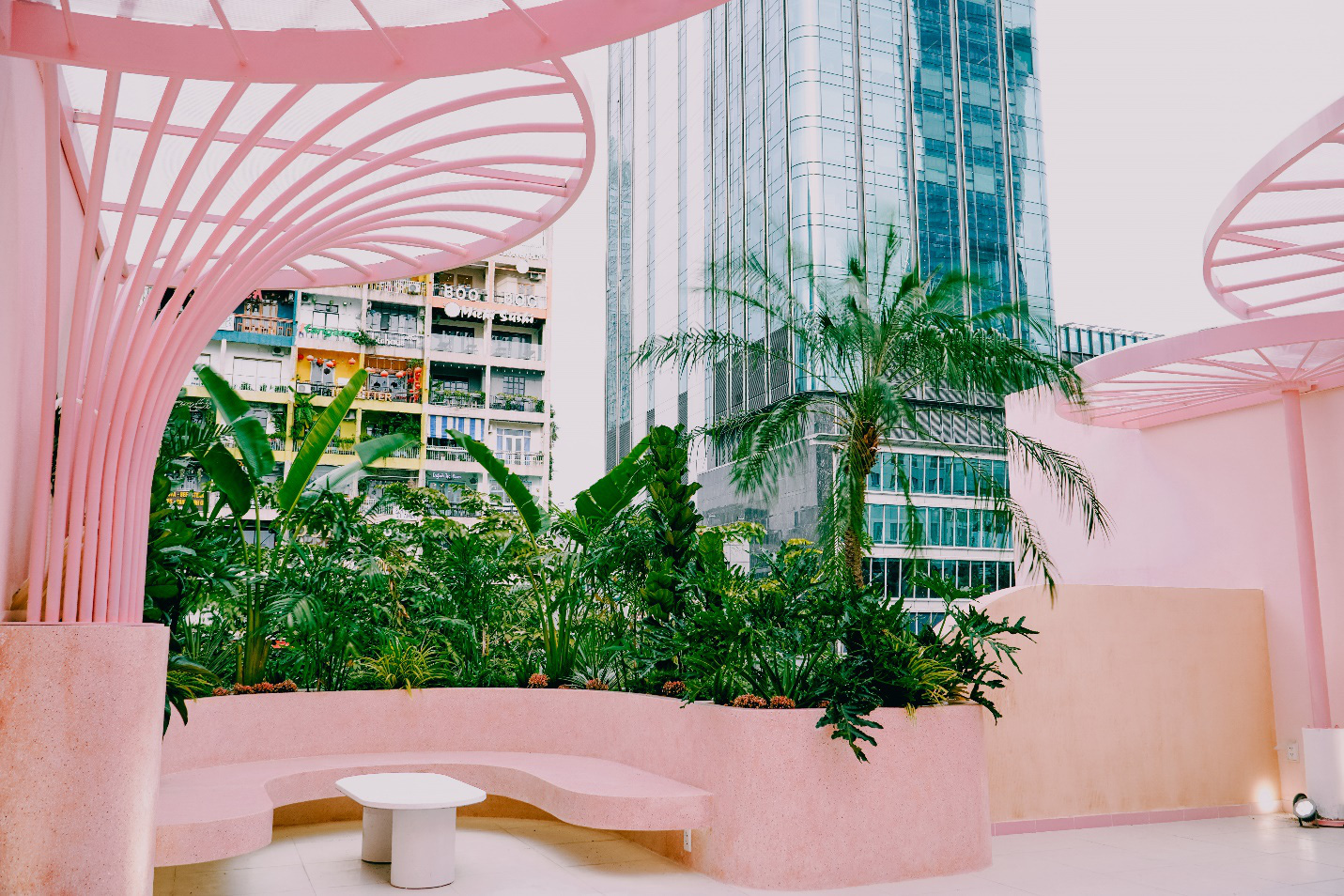 Kh&aacute;m ph&aacute; Santorini hồng ngọt ng&agrave;o tr&ecirc;n phố đi bộ - thi&ecirc;n đường sống ảo mới toanh kh&ocirc;ng thể bỏ qua - Ảnh 1.