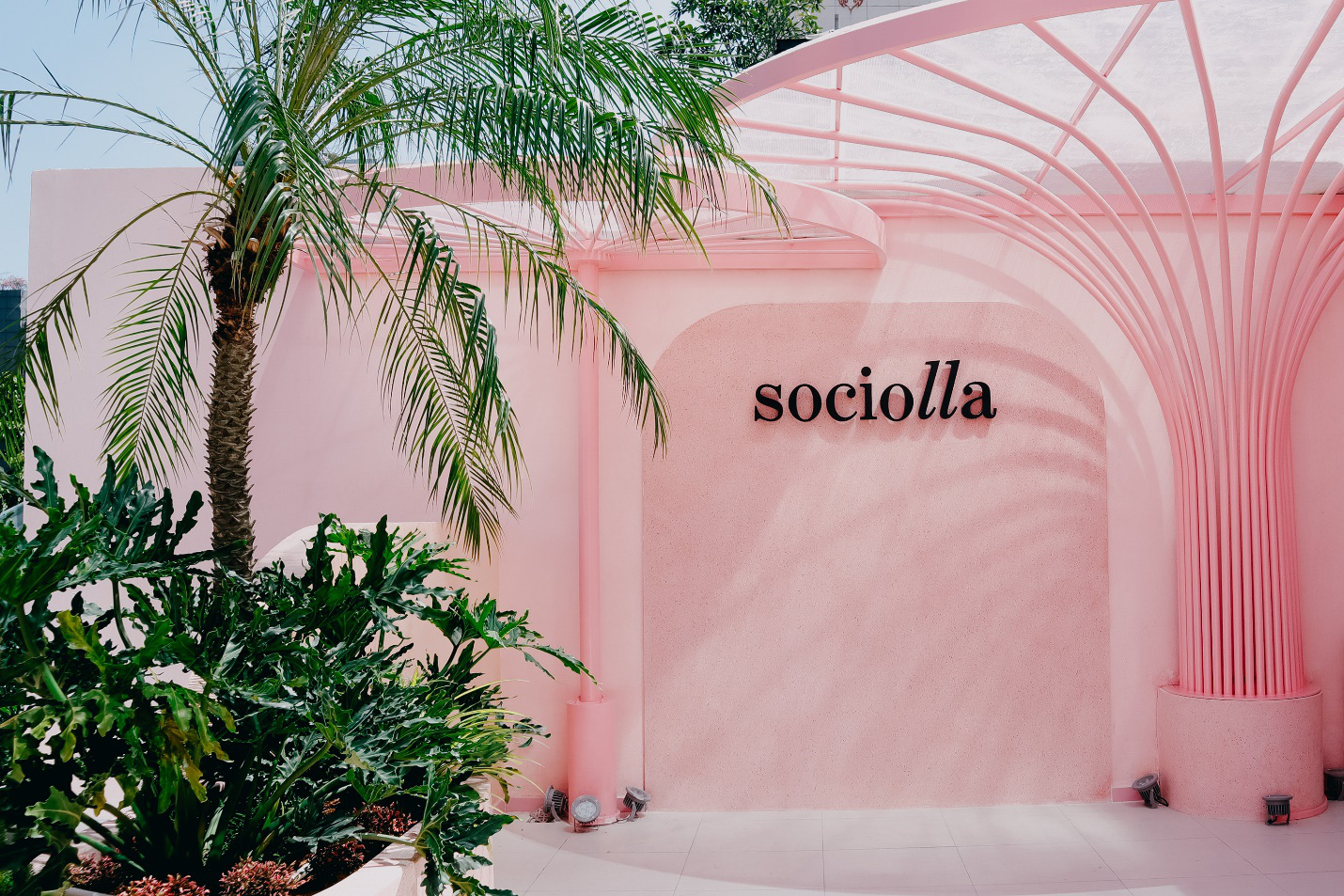 Kh&aacute;m ph&aacute; Santorini hồng ngọt ng&agrave;o tr&ecirc;n phố đi bộ - thi&ecirc;n đường sống ảo mới toanh kh&ocirc;ng thể bỏ qua - Ảnh 3.