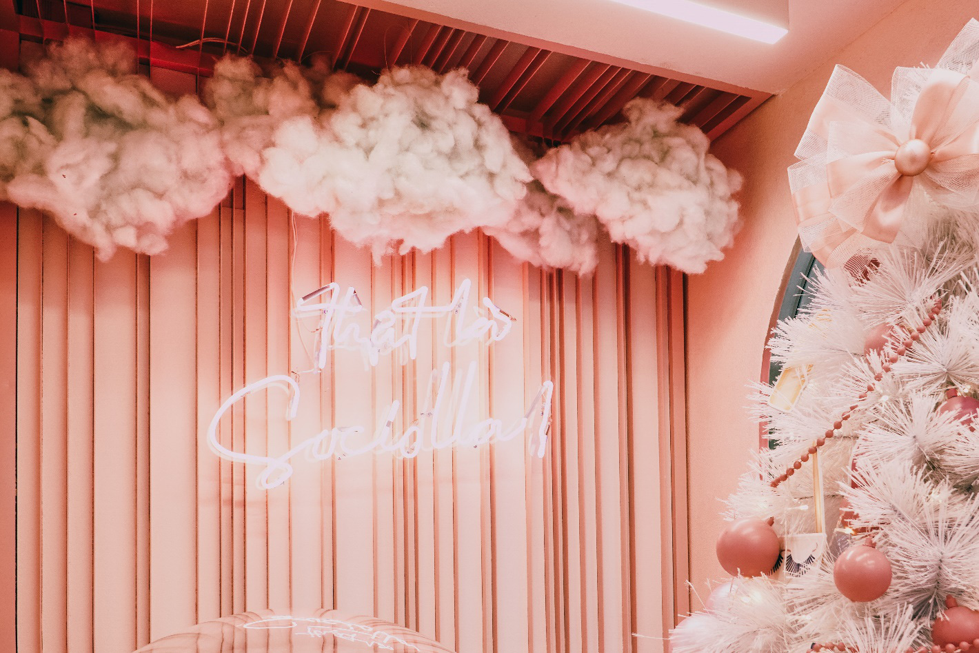 Kh&aacute;m ph&aacute; Santorini hồng ngọt ng&agrave;o tr&ecirc;n phố đi bộ - thi&ecirc;n đường sống ảo mới toanh kh&ocirc;ng thể bỏ qua - Ảnh 6.