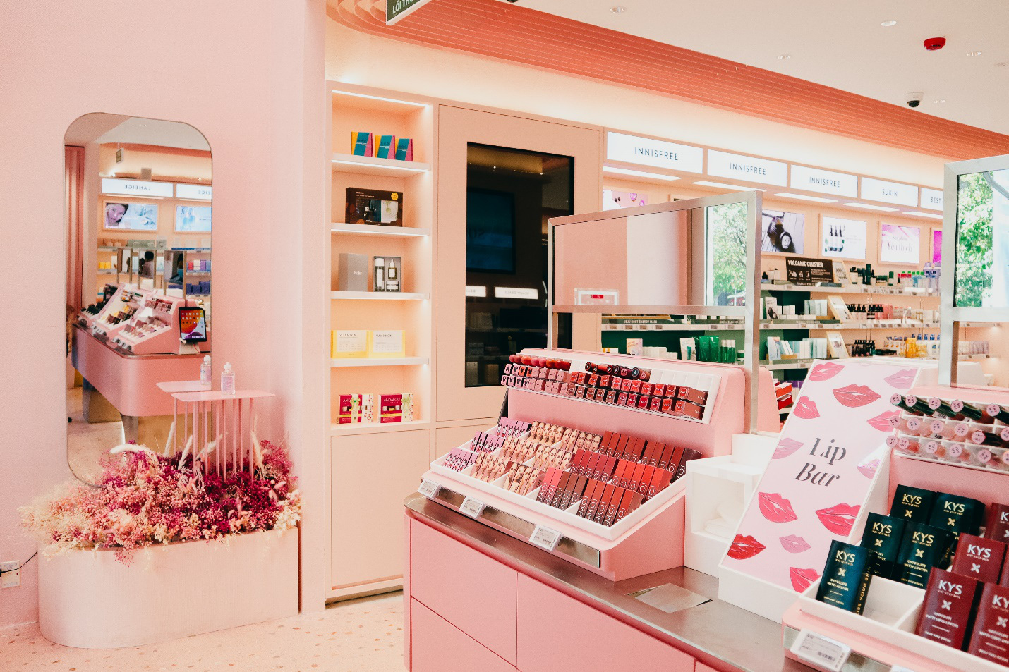 Kh&aacute;m ph&aacute; Santorini hồng ngọt ng&agrave;o tr&ecirc;n phố đi bộ - thi&ecirc;n đường sống ảo mới toanh kh&ocirc;ng thể bỏ qua - Ảnh 8.