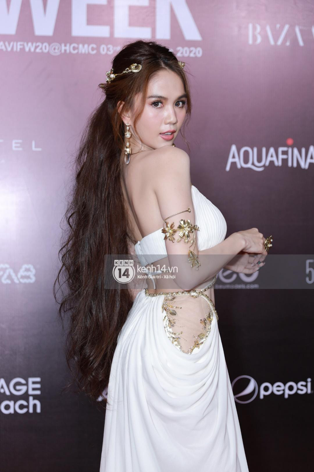 Khoảnh khắc đẹp thảm đỏ Aquafina Vietnam International Fashion Week 2020: Thanh Hằng, Ngọc Trinh, Thủy Tiên, Võ Hoàng Yến, Châu Bùi… cả team đi vào hết! - Ảnh 2. Khoảnh khắc đẹp thảm đỏ Aquafina Vietnam International Fashion Week 2020: Thanh Hằng, Ngọc Trinh, Thủy Tiên, Võ Hoàng Yến, Châu Bùi… cả team đi vào hết! - Ảnh 2.