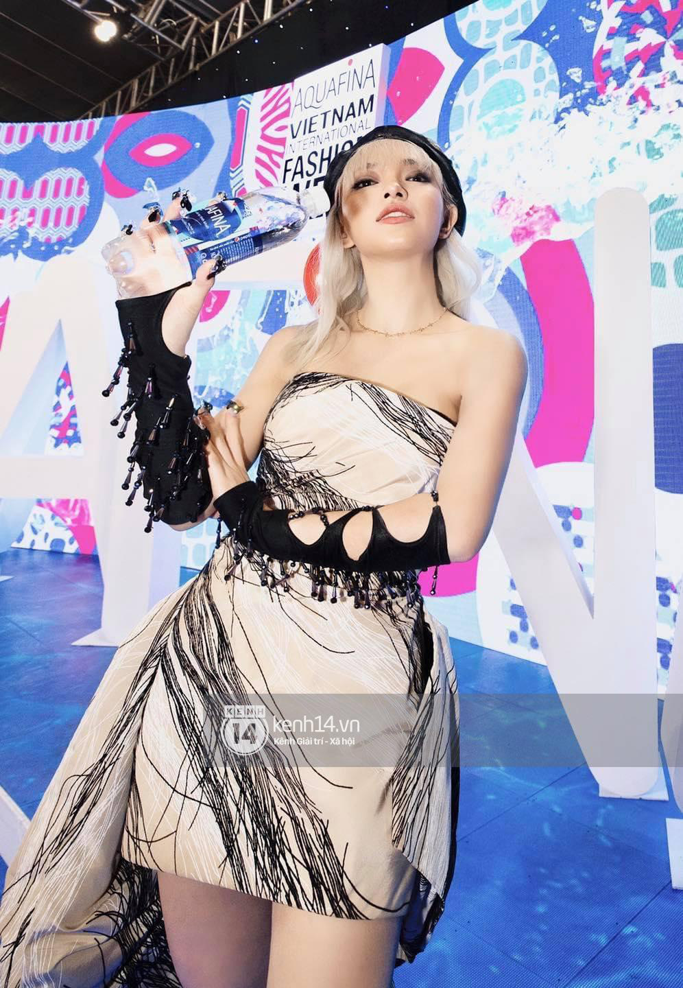 Khoảnh khắc đẹp thảm đỏ Aquafina Vietnam International Fashion Week 2020: Thanh Hằng, Ngọc Trinh, Thủy Tiên, Võ Hoàng Yến, Châu Bùi… cả team đi vào hết! - Ảnh 7. Khoảnh khắc đẹp thảm đỏ Aquafina Vietnam International Fashion Week 2020: Thanh Hằng, Ngọc Trinh, Thủy Tiên, Võ Hoàng Yến, Châu Bùi… cả team đi vào hết! - Ảnh 7.