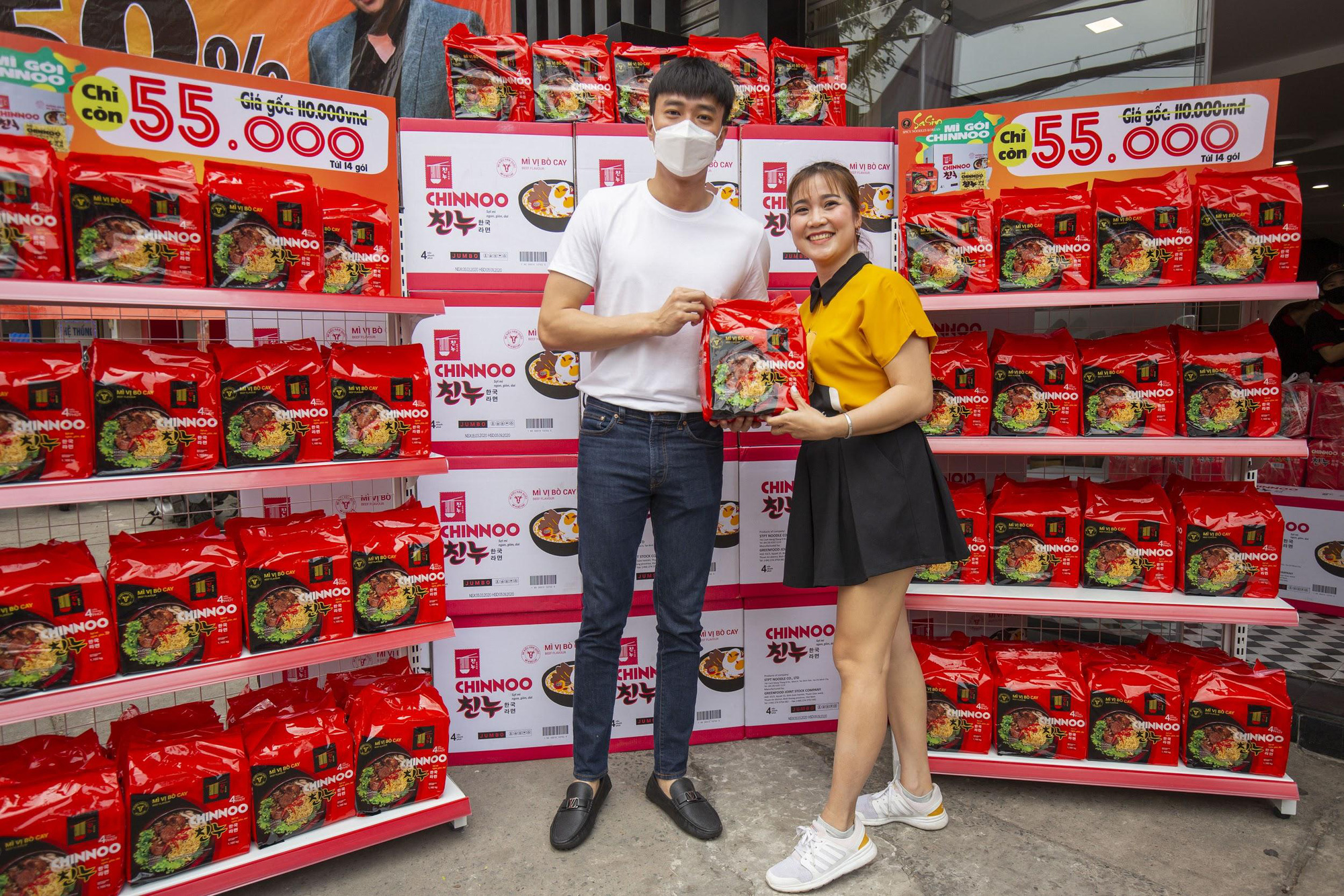 Chuỗi mì cay Sasin cùng Quốc Trường gây "náo loạn" cả khu phố khi trực tiếp phát mì gói trợ giá cho người dân