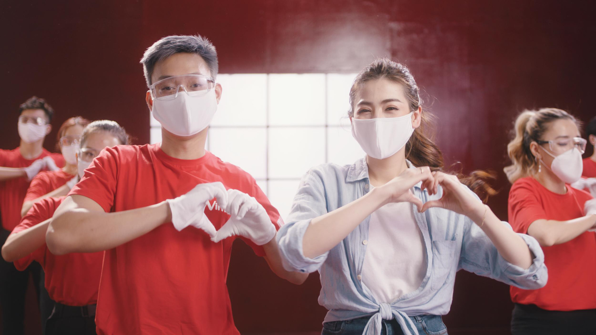 Á hậu Tú Anh bất ngờ tung MV ca nhạc về dịch Covid-19 - Ảnh 6.