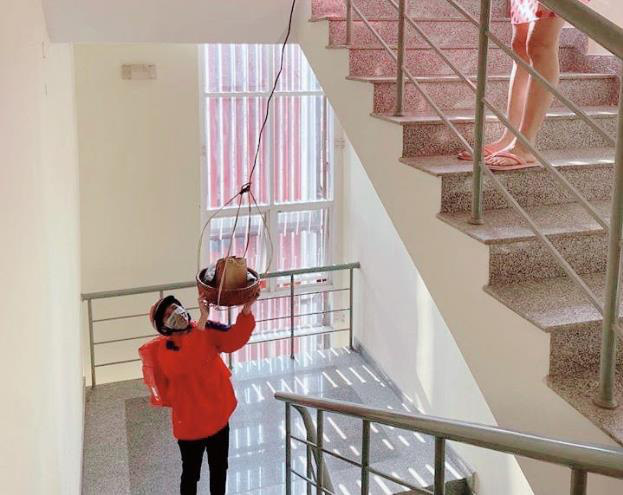 Cười ra nước mắt với 1001 style giao h&agrave;ng kh&ocirc;ng tiếp x&uacute;c thời C&ocirc; - v&iacute;t của c&aacute;c anh t&agrave;i xế &ldquo;quốc d&acirc;n&rdquo; - Ảnh 3.