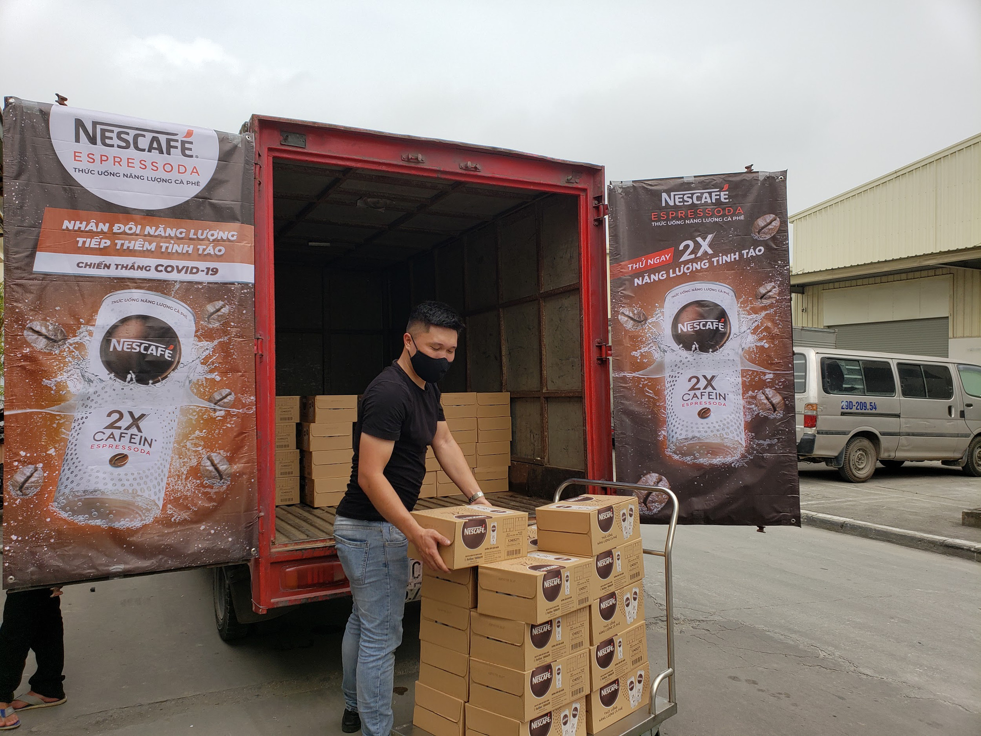 Thêm những món quà ý nghĩa, tiếp thêm năng lượng và tỉnh táo cho các y, bác sĩ tại các bệnh viện Hà Nội - Ảnh 4.