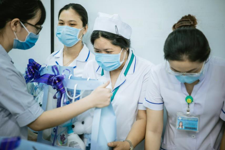 Chuyện chưa kể của những người mẹ tuyến đầu chống dịch từng cả tháng trời “mơ” được ôm con - Ảnh 3. Chuyện chưa kể của những người mẹ tuyến đầu chống dịch từng cả tháng trời “mơ” được ôm con - Ảnh 3.