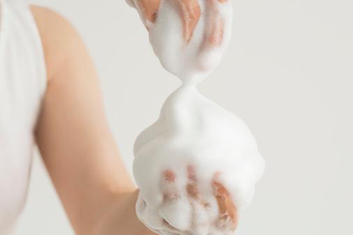 Dừng ngay 5 thói quen khi rửa mặt nếu không muốn da nhanh “xập xệ” - Ảnh 2.