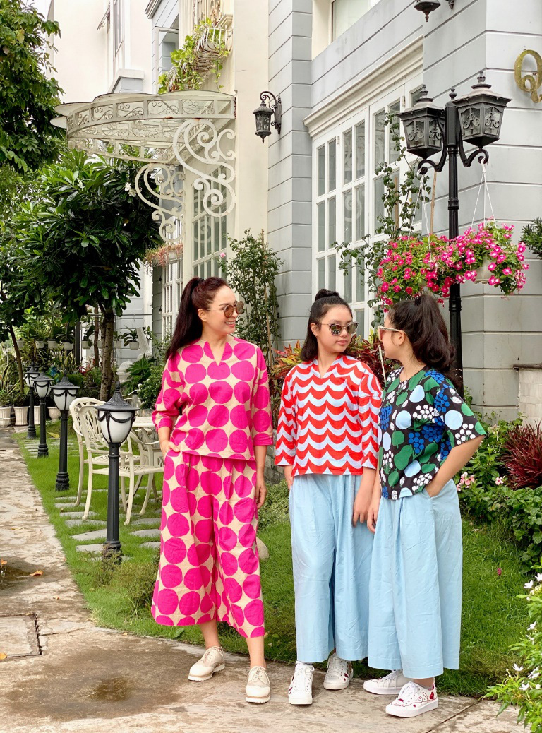 Mê đồ tối giản đến cỡ này thì hè này bạn cũng sẽ “đổ gục” trước những item họa tiết rực rỡ trong BST của UNIQLO - Ảnh 6.