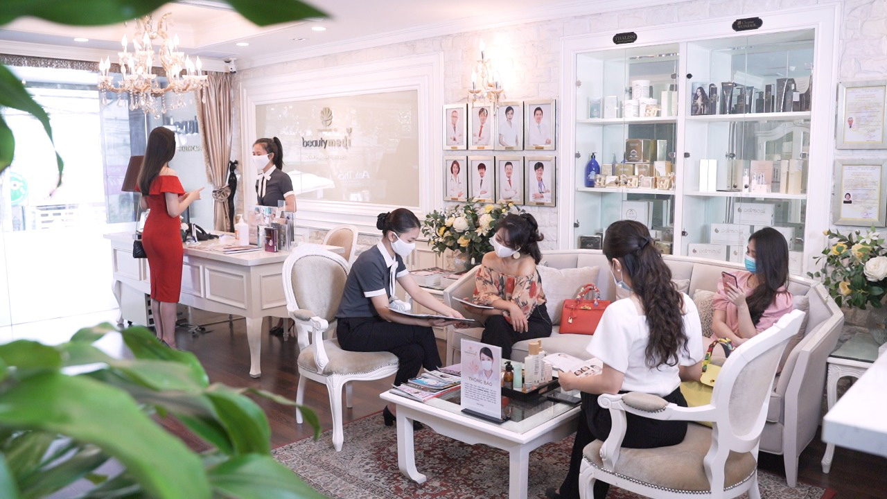 Sau mùa dịch, theo dõi cẩm nang chăm sóc sắc đẹp của bà mẹ 4 con Jennifer Phạm và Hoa hậu Tiểu Vy - Ảnh 7.