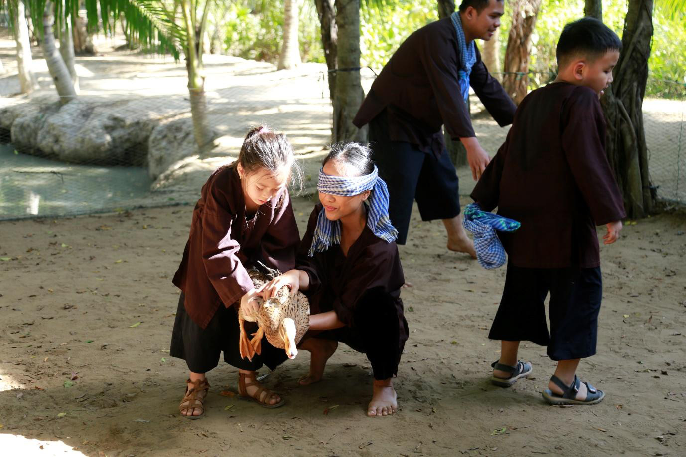 Trang Lou - Tùng Sơn cùng con đối diện với nỗi sợ bác sĩ trong Thử Thách Lớn Khôn - Ảnh 10.