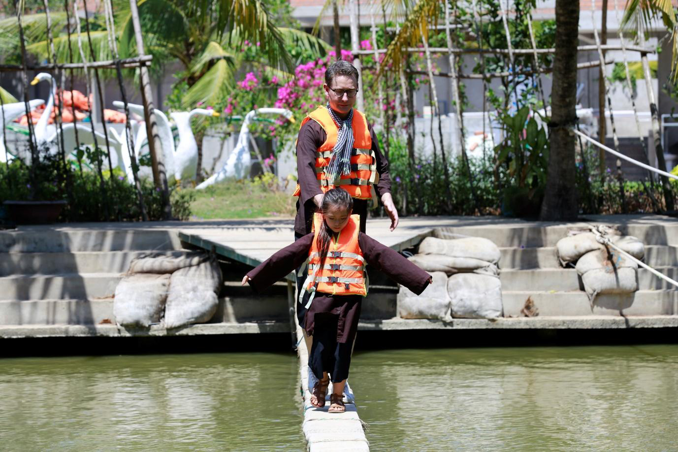 Trang Lou - Tùng Sơn cùng con đối diện với nỗi sợ bác sĩ trong Thử Thách Lớn Khôn - Ảnh 6.