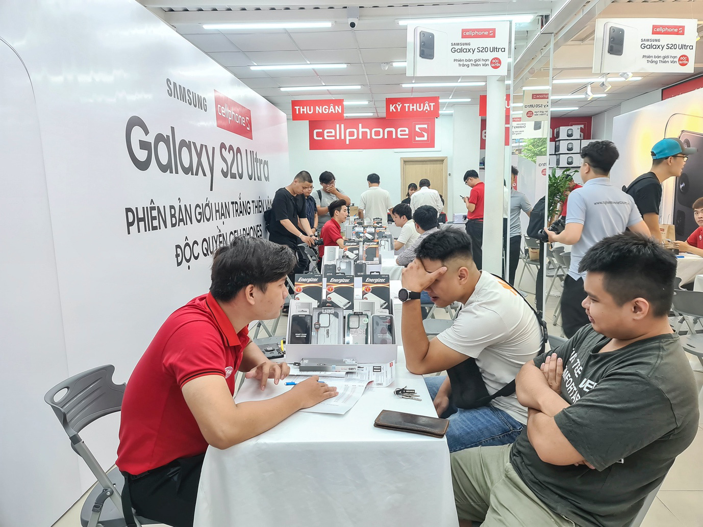 Galaxy S20 Ultra Trắng Thiên Vân mở bán tại Cellphones, “cháy” 1000 suất trong 3 ngày - Ảnh 1.