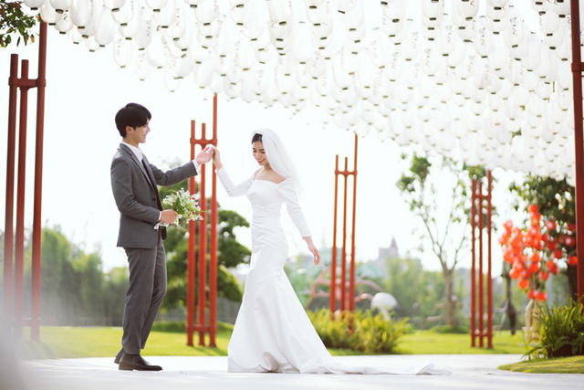 Hãy chiêm ngưỡng những bức ảnh cưới đẹp tuyệt vời tại Nhật Bản, nơi có vẻ đẹp thơ mộng, lãng mạn và đầy sức hút. Từ những cổng đền thần truyền thống đến một số địa điểm hiện đại và cực kỳ sang trọng, bộ ảnh sẽ làm cho bạn say đắm và muốn khám phá hơn.