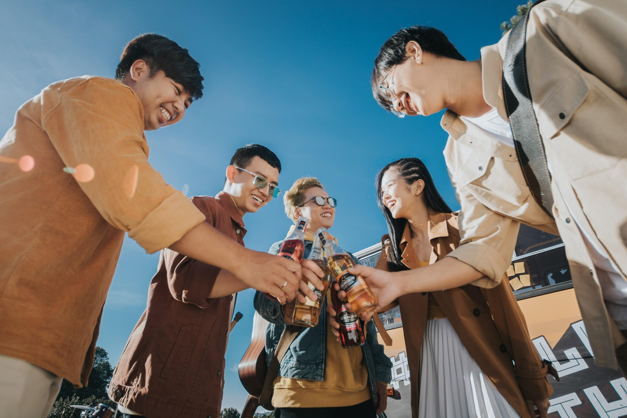 Nhân tố X bí ẩn trong MV mới của Chillies là ai mà được dân tình tấm tắc khen mấy ngày vừa qua thế? - Ảnh 4.