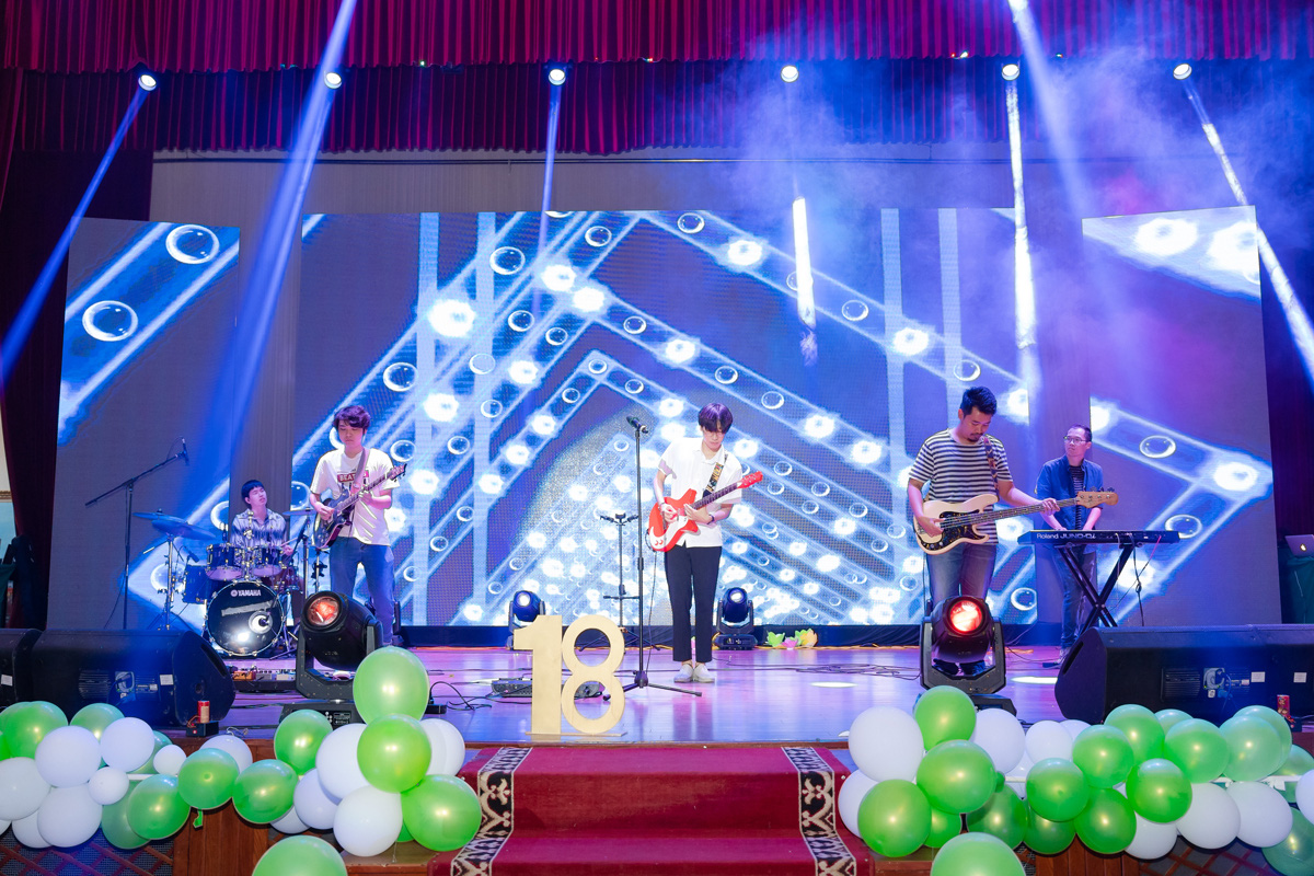 Prom Hòa Bình - La Trobe - Hà Nội: “Ngọn lửa tuổi 18” bùng cháy và thăng hoa trong âm nhạc của Band Ngọt - Ảnh 7.