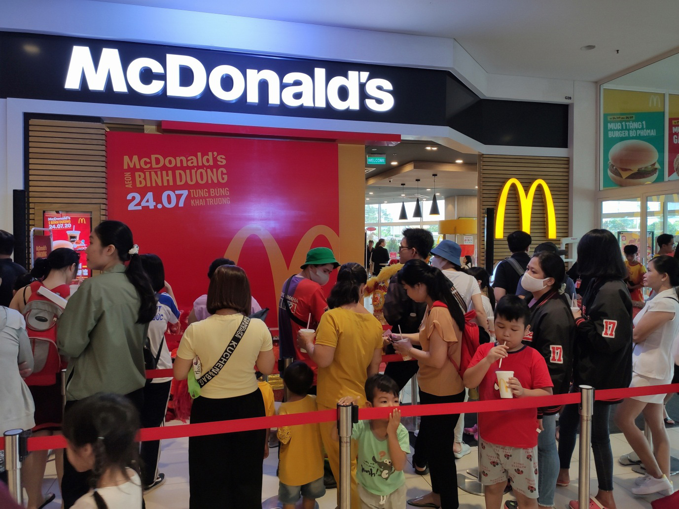 McDonald’s khai trương nhà hàng mới tại Aeon Mall Bình Dương - Ảnh 4. McDonald’s khai trương nhà hàng mới tại Aeon Mall Bình Dương - Ảnh 4.