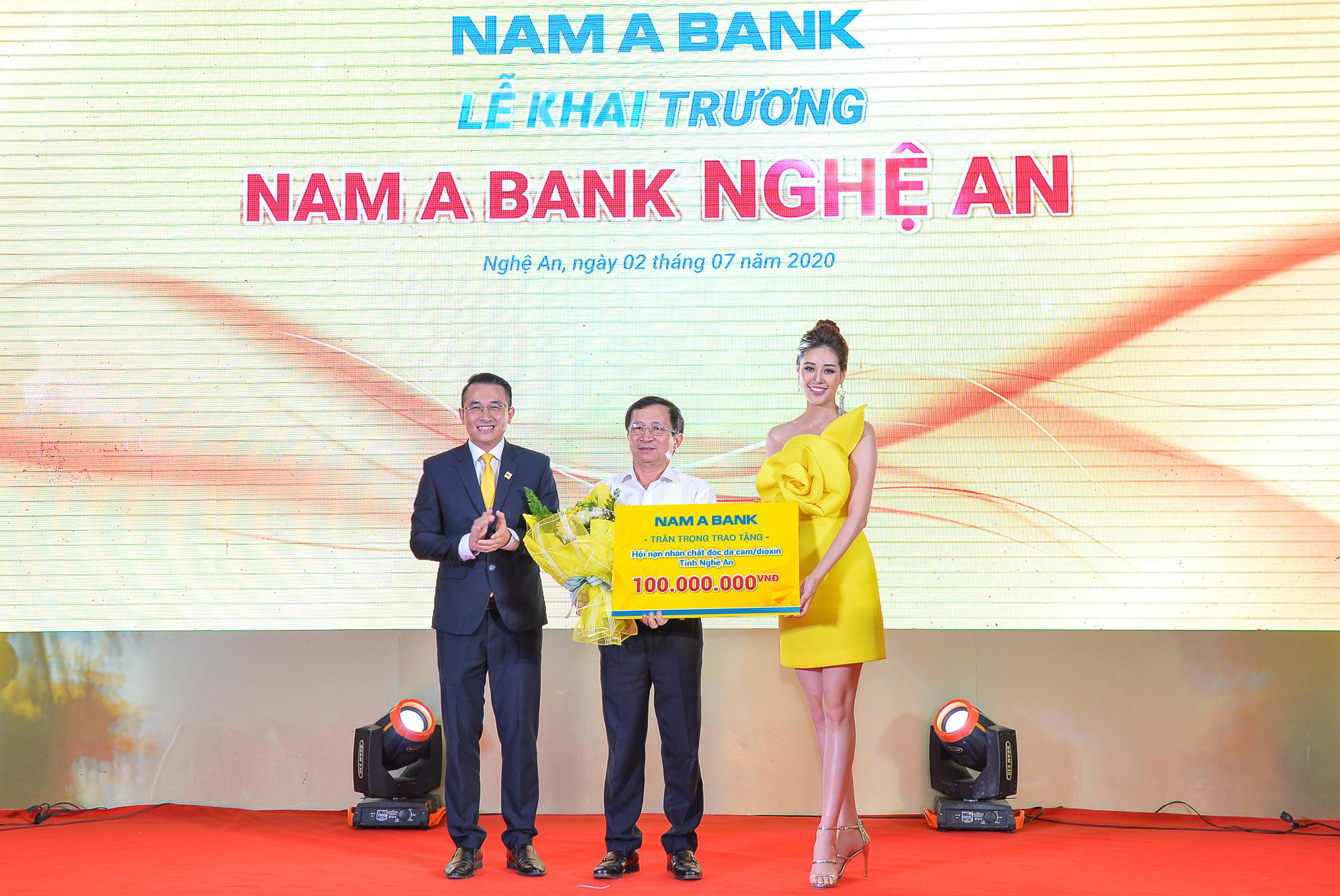 Trao 100 triệu đồng cho hội nạn nhân chất độc da cam tại lễ khai trương Nam A Bank Nghệ An - Ảnh 1.