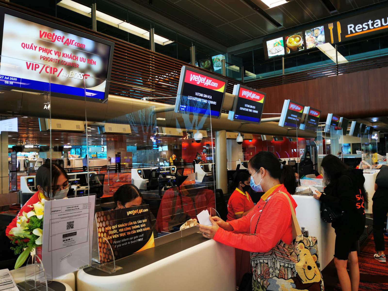 Mỗi ngày một chuyến bay cứu trợ, Vietjet đưa gần 2.000 đồng bào về nước - Ảnh 2. Mỗi ngày một chuyến bay cứu trợ, Vietjet đưa gần 2.000 đồng bào về nước - Ảnh 2.