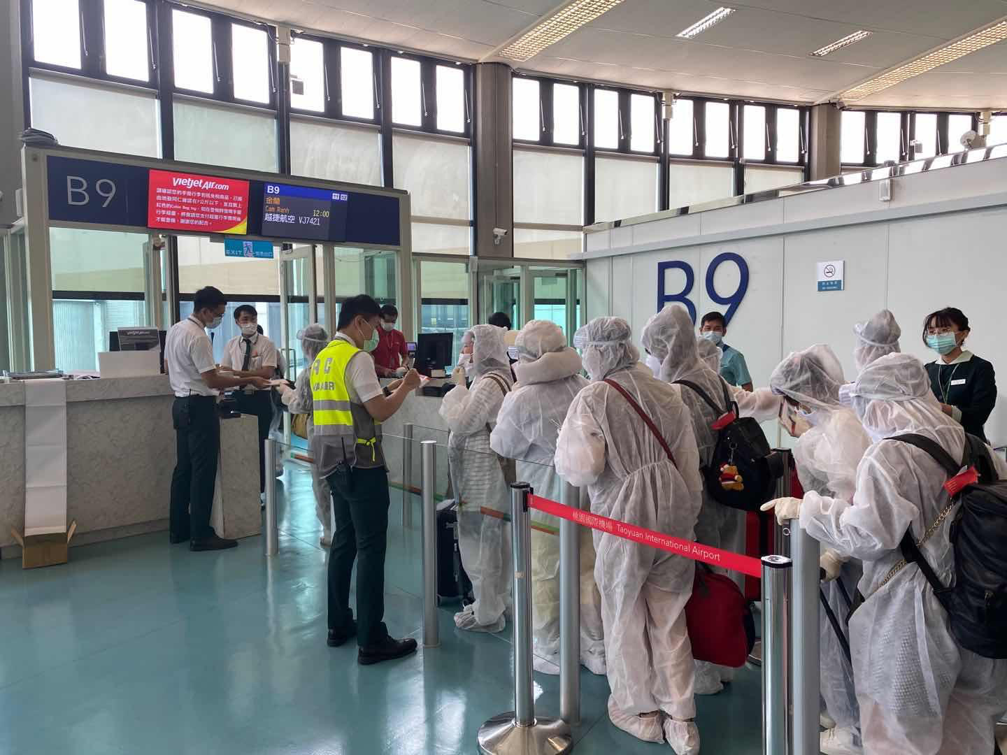 Mỗi ngày một chuyến bay cứu trợ, Vietjet đưa gần 2.000 đồng bào về nước - Ảnh 4. Mỗi ngày một chuyến bay cứu trợ, Vietjet đưa gần 2.000 đồng bào về nước - Ảnh 4.