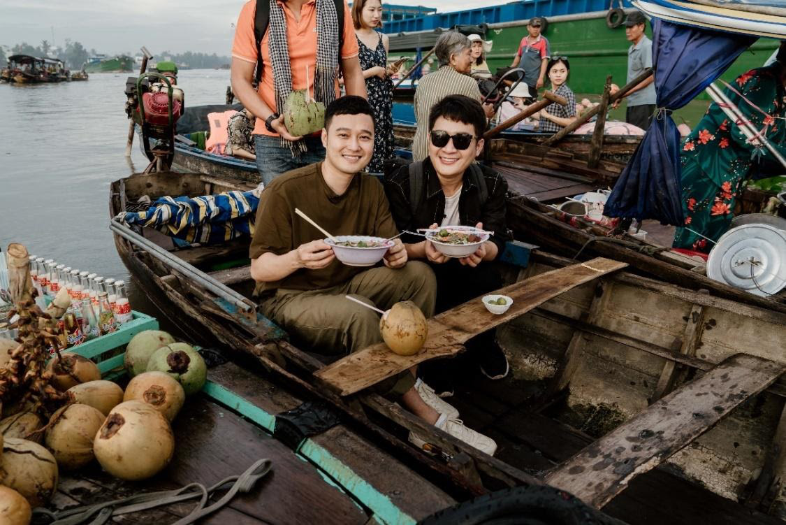 “Hoàng tử sơn ca” lần đầu lênh đênh Chợ Nổi Cần Thơ và những khám phá thú vị về miền sông nước - Ảnh 2.