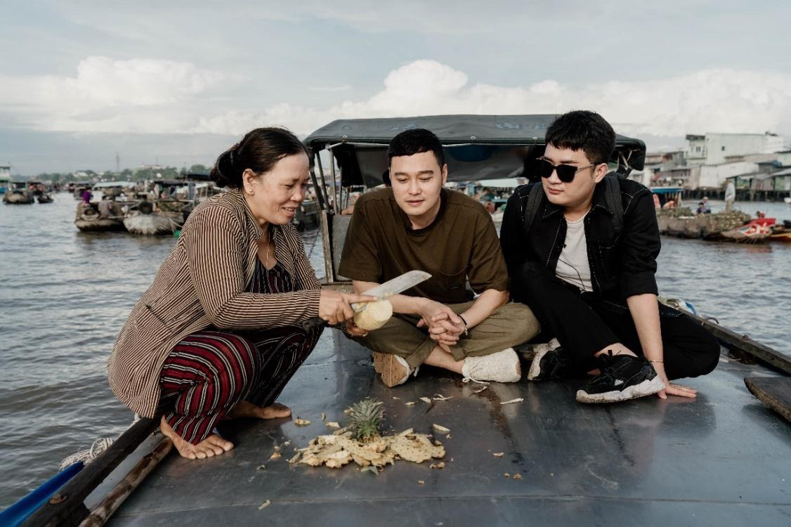 “Hoàng tử sơn ca” lần đầu lênh đênh Chợ Nổi Cần Thơ và những khám phá thú vị về miền sông nước - Ảnh 3.