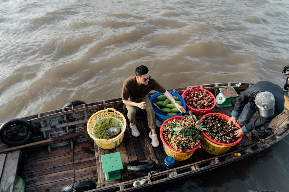 “Hoàng tử sơn ca” lần đầu lênh đênh Chợ Nổi Cần Thơ và những khám phá thú vị về miền sông nước - Ảnh 4.