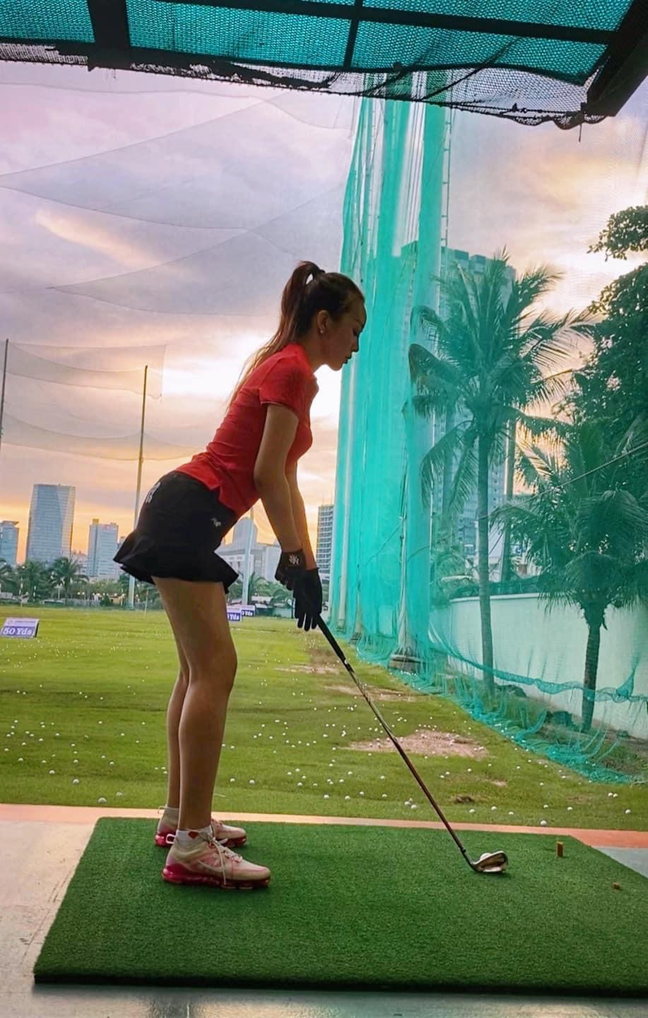 Nữ MC truyền hình gây ấn tượng với hình ảnh xinh lung linh cùng đường cong hút mắt trên sân golf - Ảnh 7.