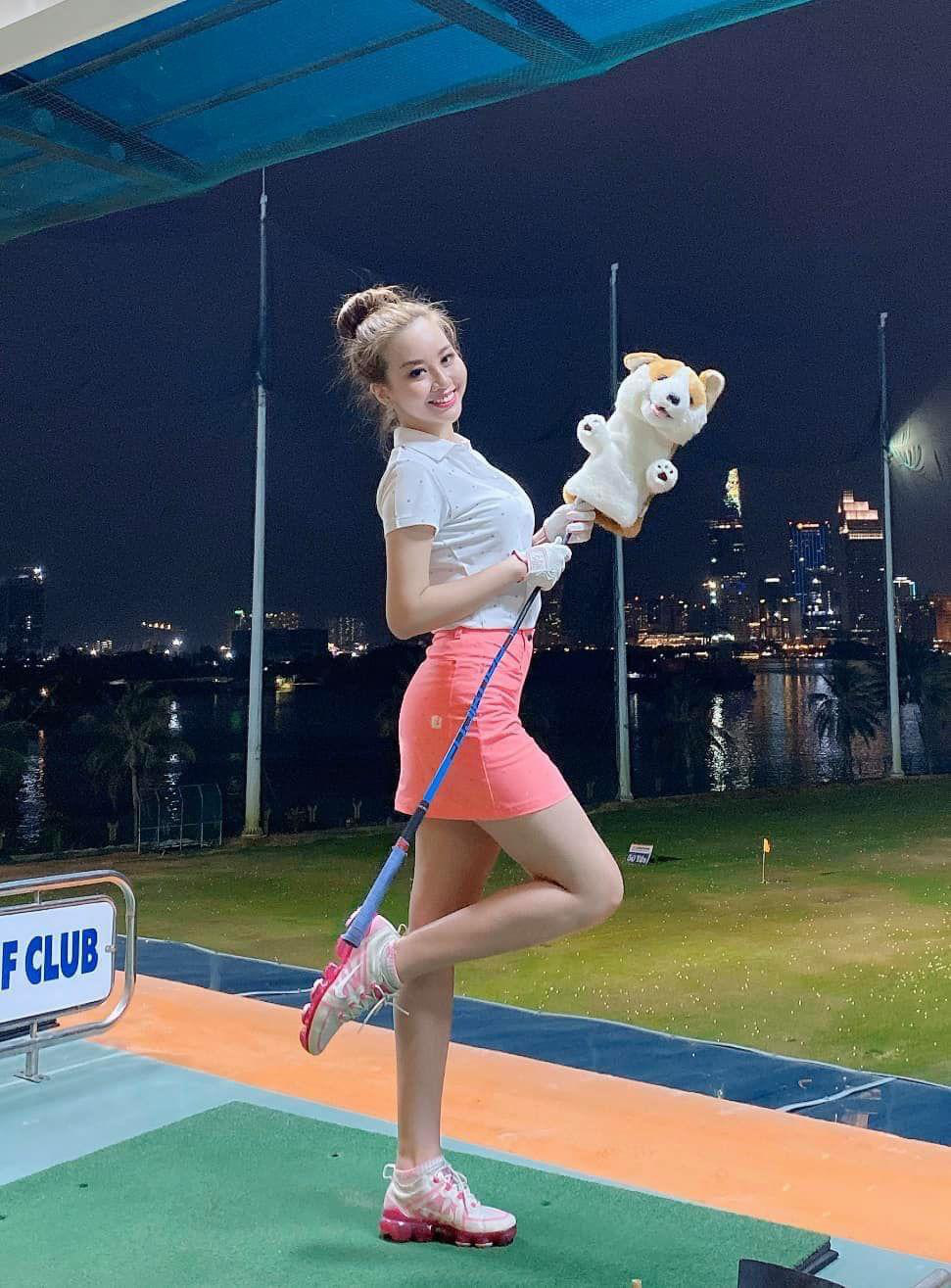 Nữ MC truyền hình gây ấn tượng với hình ảnh xinh lung linh cùng đường cong hút mắt trên sân golf - Ảnh 6.