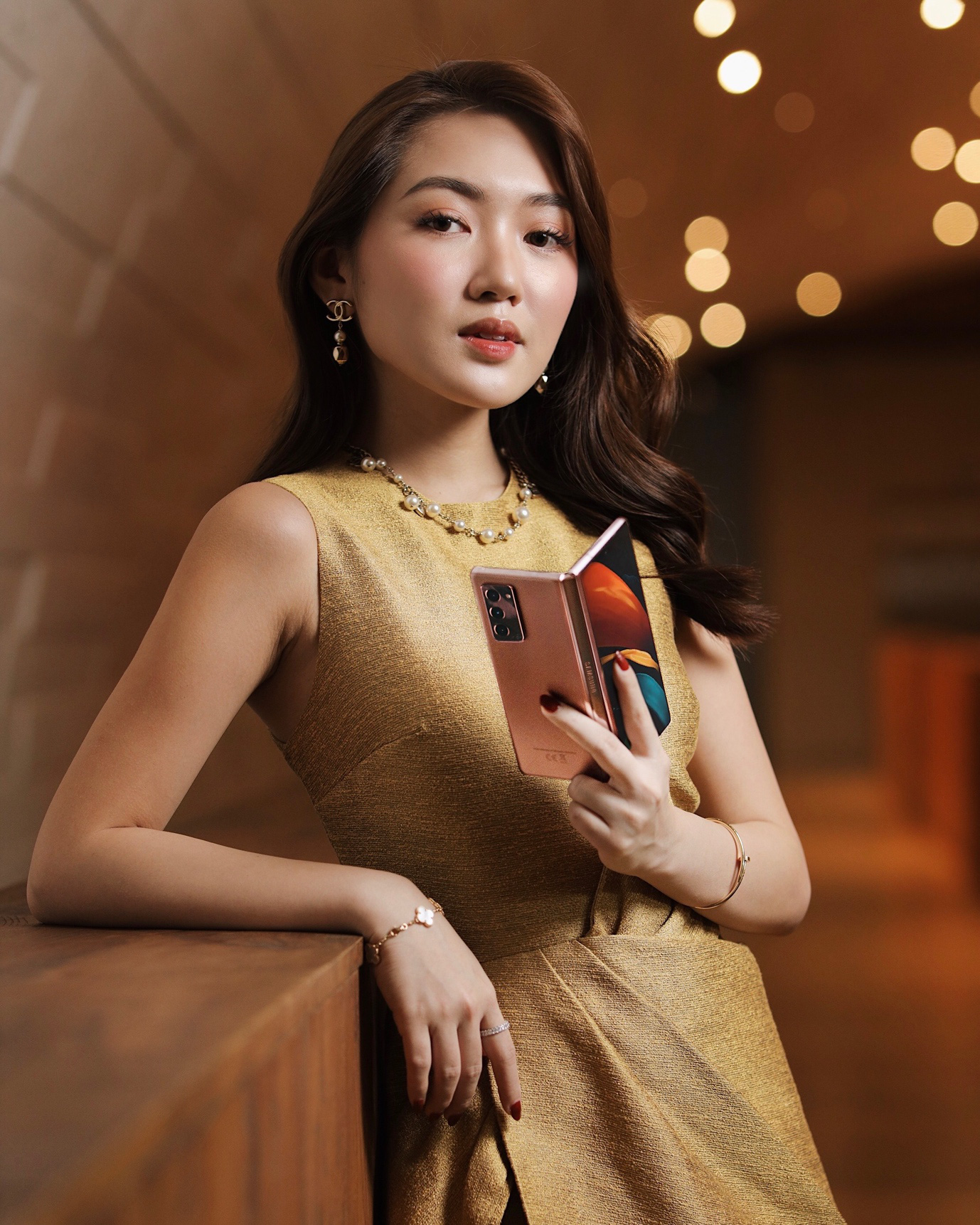 Giới trẻ thời thượng thể hiện đẳng cấp bản thân với smartphone màn hình gập Galaxy Z Fold2 của Samsung - Ảnh 2.