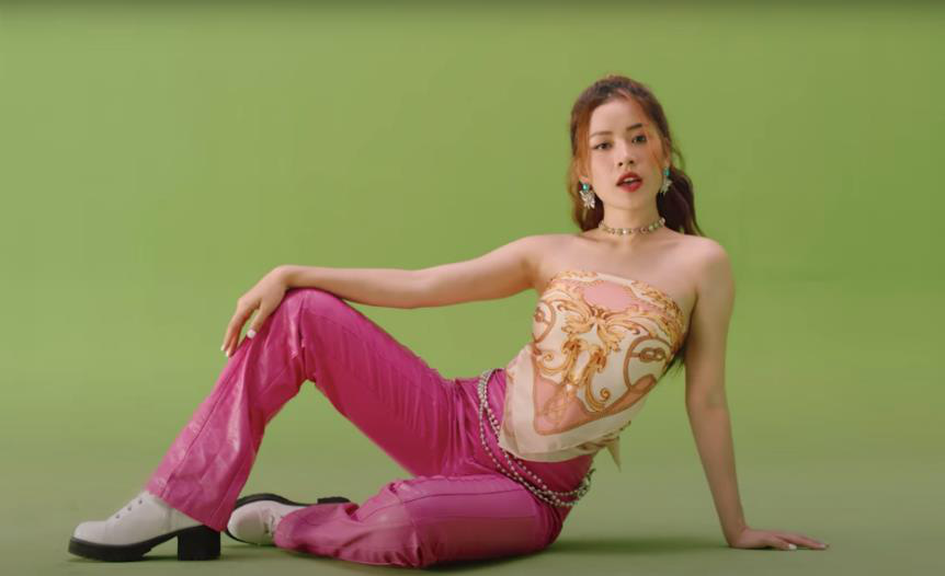 Chi Pu ra mắt MV độc đáo với phông xanh chưa từng có tiền lệ trong Vpop - Ảnh 2.