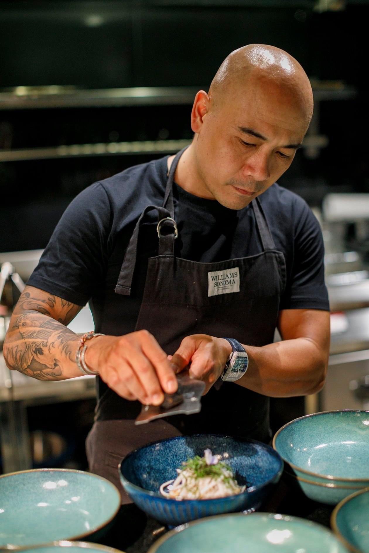 Cú bắt tay ngoạn mục của doanh nhân trẻ Davis Nguyễn, Masterchef Ngô Thanh Hoà và rapper Tuimi - Ảnh 4.