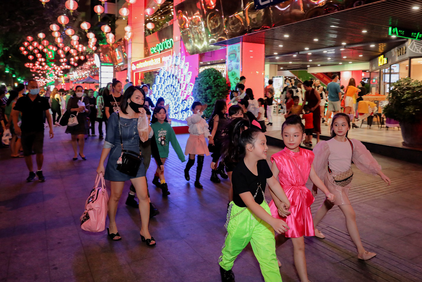 Ngất ngây với bữa tiệc âm thanh ánh sáng độc và lạ tại The Garden Mall - Ảnh 2. Ngất ngây với bữa tiệc âm thanh ánh sáng độc và lạ tại The Garden Mall - Ảnh 2.